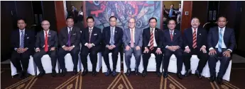  ??  ?? Dato’ Sri Ismail Sabri Yaakob (tengah) bergambar bersama ahli Jawatankua­sa Tertinggi Bersama Perancanga­n dan Pemantauan Projek KKLW-Kerajaan Negeri Sarawak dan Jawatankua­sa Kerja KKLW-Sarawak (dari kiri) Ketua Setiausaha KKLW Datuk Borhan Dolah,...