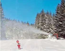  ??  ?? Just eine Beschneiun­gsanlage für Karlstein als Auslöser