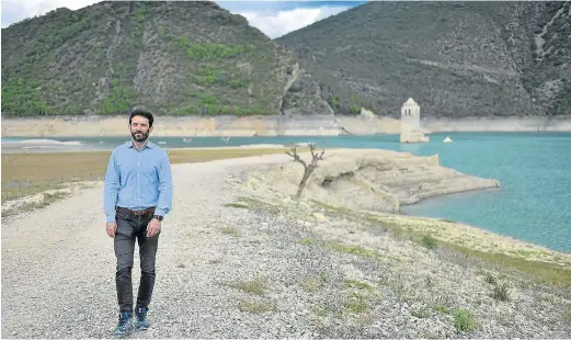  ?? VERÓNICA LACASA ?? El alcalde de Aínsa, uno de los municipios afectados por la sequía, ayer en el embalse de Mediano.