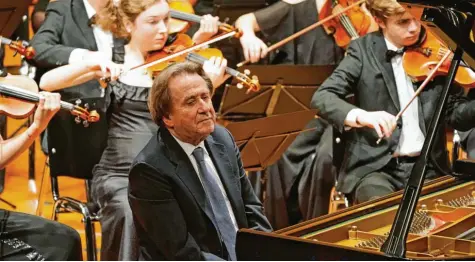  ?? Foto: Bernd Feil ?? Im Dienste der Jugend und der Pädagogik: Rudolf Buchbinder am Flügel vor dem vbw-Orchester des „Festivals der Nationen“.