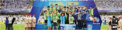  ??  ?? AL-AIN: Jeonbuk players celebrate as they are crowned champions following their AFC Champions League final between UAE’s Al-Ain and South Korea’s Jeonbuk Hyundai Motors at the Hazza bin Zayed Stadium in Al-Ain yesterday. — AFP