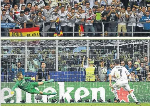  ?? SHAUN BOTTERILL / GETTY ?? Cristiano Ronaldo en el momento de marcar el penalti definitivo en la tanda