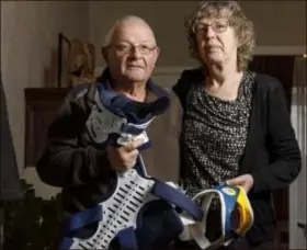  ?? FOTO DIRK VERTOMMEN ?? Jos en zijn vrouw Renilda tonen de halsbanden en het harnas dat hij moest dragen na het ongeval. “Eigenlijk speelt het geen rol wiens schuld het ongeval is.”