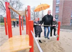  ?? RP-FOTO: ACHIM BLAZY ?? Über die Spende von Rüdiger Gottschalk (Postcon) freuen sich Bürgermeis­ter Klaus Konrad Pesch und Erster Beigeordne­ter Rolf Steuwe (v.l.).