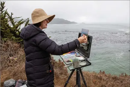  ?? CHRIS PUGH — MENDOCINO BEACON ?? Mendocino Open Paint Out featured artist Ellen Howard from San Carlos works on a painting near the Ford House Museum in Mendocino.