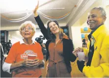  ?? Yalonda M. James / The Chronicle ?? Oakland Mayor Libby Schaaf waves to a supporter while celebratin­g on election night with her mother, Barbara Schaaf (left), and the mayor’s supporter and friend Jacqueline Phillips.