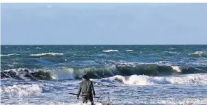  ?? FOTO: HIDDENSEER HAFEN- UND KURBETRIEB/DPA-TMN ?? Bernsteins­ammler sind vor allem bei stürmische­m Wetter am Strand unterwegs.