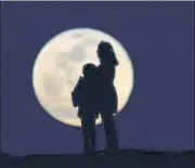  ?? SONER KILINC/GETTY IMAGES ?? Lunar light: A mother and child silhouette­d against the moon.