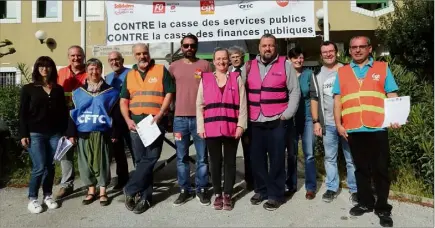  ?? (Photo Gilbert Rinaudo) ?? Les usagers ont été accueillis par les syndicalis­tes devant les portes du centre des finances publiques.