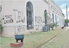  ??  ?? Imagen del palacete antiguo de la Municipali­dad de Concepción que fue pintarraje­ado con grafitis contra el Intendente Urbieta.