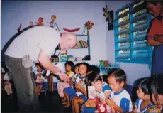  ?? COURTESY PHOTO ?? Mel Potter visits Vietnamese schoolchil­dren.