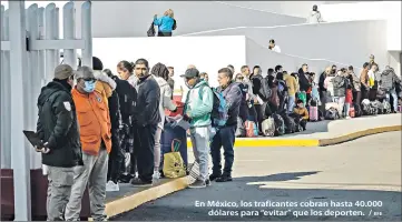  ?? EFE ?? En México, los traficante­s cobran hasta 40.000 dólares para “evitar” que los deporten. /