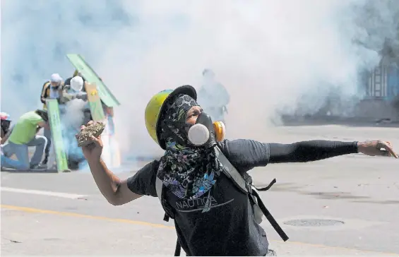  ?? EFE ?? Con todo. Manifestan­tes opositores chocan con la policía en Caracas, en otro día de protesta contra el gobierno de Nicolás Maduro.