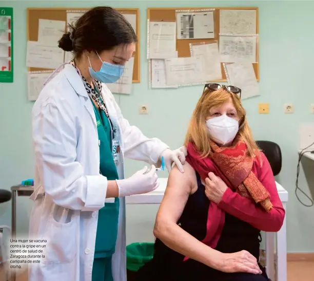  ??  ?? EFE
Una mujer se vacuna contra la gripe en un centro de salud de Zaragoza durante la campaña de este otoño.