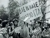  ?? ?? Slogan Uno dei cartelli che vennero esposti nella Biennale d’arte del 1968 da parte dei contestato­ri