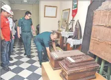  ??  ?? El Soldado Desconocid­o y Emiliano R. Fernández están sobre tarima. Niños de Acosta Ñu y Eligio Ayala, en el piso.