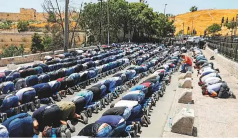  ?? AFP ?? Palestinia­n worshipper­s pray outside Al Haram Al Sharif in Jerusalem’s Old City, yesterday.