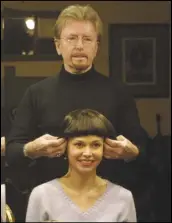  ?? SARA KRULWICH/THE NEW YORK TIMES ?? Paul Huntley tries a wig on Sutton Foster in New York on March 19, 2002, for her role in “Thoroughly Modern Millie,” for which he sought to evoke New York City in 1922 with bangs, spit curls and finger waves. Huntley, the hair stylist and wig designer who gave Carol Channing her expansive bouffant in “Hello, Dolly!,” Alan Cumming his plastered curl in “Cabaret” and Foster her golden bob in “Anything Goes,” died on Friday in London. He was 88.