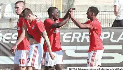  ??  ?? DUPLA. Frimpong celebra golo da vitória de Willock