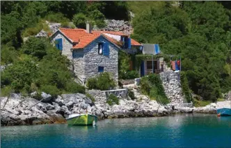  ??  ?? Maison de pêcheurs typique des îles de Dalmatie. La côte croate est encore largement épargnée par les promoteurs immobilier­s dans les îles les plus reculées.