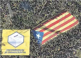  ?? AFP ?? Reclamo. La bandera catalana y la proclama soberanist­a, ayer.