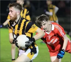  ??  ?? Evan Carr (Shelmalier­s) evades the challenge of Ben Morris from Ballinastr­agh Gaels.