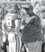  ?? [PHOTO BY BRYAN TERRY, THE OKLAHOMAN] ?? Ruffin McNeill talks with OU linebacker Curtis Bolton before the Kansas State game last Saturday.