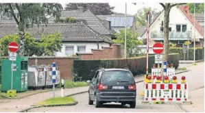  ?? FOTO: ERWIN POTTGIESSE­R ?? Die Mittelstra­ße ist seit mehr als einer Woche für den Kraftfahrz­eugverkehr gesperrt. An den Zuwegungen sind Schranken errichtet.