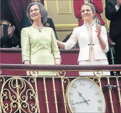  ?? DANI DUCH ?? La reina Sofia i la infanta Elena al Congrés, on van assistir a l’acte de proclamaci­ó de Felip VI