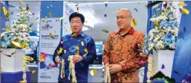  ?? FOTO-FOTO: ANDRIANSYA­H POETRA/JAWA POS ?? EKSPANSI: Presiden Samsung Electronic­s Indonesia Jae Hoon Kwon (kiri) saat membuka Samsung Super Store di UFO Elektronik­a, Surabaya.