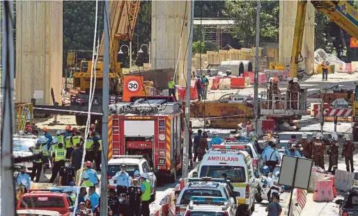  ?? BERNAMA PIX ?? Policemen, firemen and emergency medical personnel at the Sungai Besi-Ulu Klang Elevated Expressway constructi­on site in Kuala Lumpur yesterday.