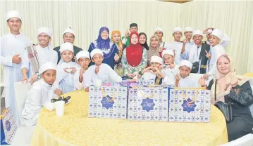  ?? ?? As-Syatibiyah tahfiz students with members of Gagasan Rakyat Likas.