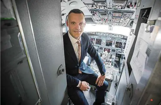  ?? Fotos: Pierre Matgé ?? „Viel Elan im Unternehme­n“: Gilles Feith hat am 1. Juni, seinem 44. Geburtstag, den Steuerknüp­pel bei Luxair übernommen.