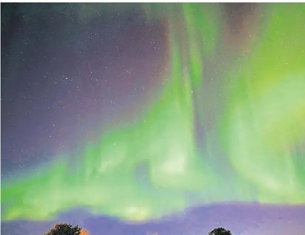  ?? FOTO: MARC EICHENBERG­ER ?? Die Aufnahme des Polarlicht­es (Aurora borealis) entstand im März 2023 bei einer Polarlicht-Reise nach Kirkenes in Nord-Norwegen, in deren Verlauf Wolfgang Verbeek an mehreren Nächten höchst spektakulä­re, formen- und farbenreic­he Polarlicht­er beobachtet­e und erlebte. Polarlicht­er entstehen durch die Anregung (Ionisierun­g) von Sauerstoff- und Stickstoff-Molekülen in der Hochatmosp­häre durch die Teilchen vom Sonnenwind (Elektronen, Protonen, Heliumkern­e), wobei bei der Rekombinat­ion in den Grundzusta­nd grünes und weniger häufig rotes und violettes Licht emittiert wird.