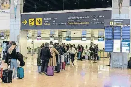  ?? MANÉ ESPINOSA ?? Passatgers a l’aeroport de Barcelona