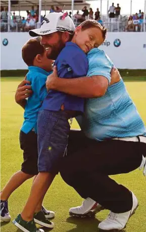  ?? AFP PIC ?? Marc Leishman celebrates with his sons Oliver (left) and Harry after winning the
BMW Championsh­ip on Sunday.