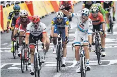  ??  ?? Im Sprint royal auf den Champs-Élysées siegte Alexander Kristoff (re.).