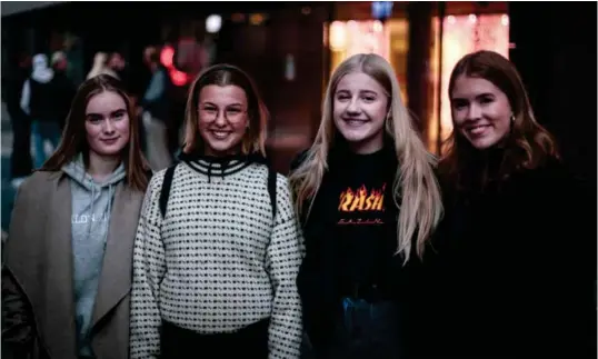  ?? FOTO: KRISTIAN HOLE ?? Fra venstre: Ingjerd Solum Jakobsen (17), Tomine Stien Bartha (18), Marie Amalie Håvardstad (18) og Frida Takle (18) dro på førpremier­en av serien «Nudes» på Tangen videregåen­de skole – hvor deler av serien også er spilt inn.