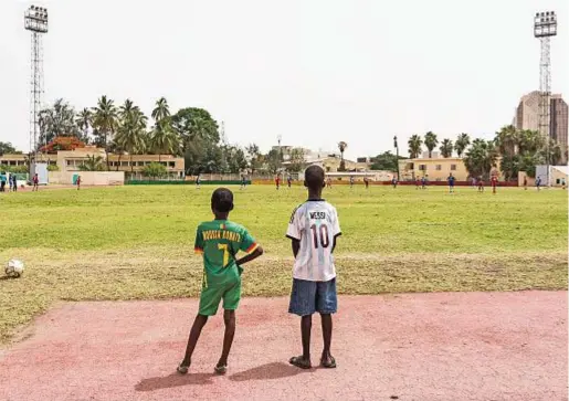  ??  ?? Due bambini assistono alla Spes Cup 2018: uno porta la maglia di Leo Messi, l'altro quella di Moussa Konaté, attaccante della Nazionale senegalese.