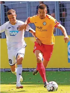  ?? FOTO: HEIKO LEHMANN ?? Handgreifl­ich: SVE-Neuzugang Mike Eglseder (rechts) setzt sich in dieser Szene gegen Johannes Bender von der TSG Hoffenheim II durch.