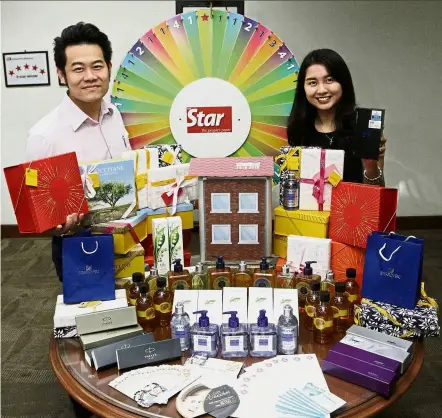  ??  ?? Star Media Group (north) account servicing assistant manager Andy Tan (left) and executive Felicia Wong showing some of the prizes to be given away to lucky winners of the Spin &amp; Win contest at the StarProper­ty.my Fair in Queensbay Mall, Penang.