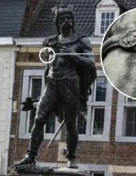  ?? FOTO TOM PALMAERS ?? Het Ambiorixbe­eld kostte 35.000 Belgische frank in 1860. Jules Bertin zette zichzelf en zijn vrouw Catherine Henry op de medaillons op de armband van Ambiorix.