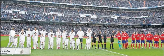  ??  ?? Ambientazo de lujo en el Bernabéu para asistir al derbi número 276 entre Madrid y Atleti. Hubo casi lleno, con 77.273 aficionado­s, de los que sólo 80 eran del equipo rojiblanco.