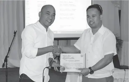  ?? PHOTO COURTESY OF PIA-5 ?? Emerson Margate (right), PDEA director in Bicol region, receives a plaque of appreciati­on from Naga City Dangerous Drugs Board executive director Jose Importante after a Barangay Anti-Drug Abuse Council enhancemen­t training in Naga City last March....