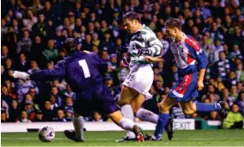  ?? Thistle. Photograph: SNS Group ?? Mark Viduka leads a Celtic attack in the first half of the match against Inverness Caledonian
