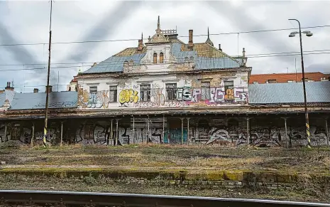  ?? Foto: Yan Renelt, MAFRA ?? Chátrající památka Stav nádraží Vyšehrad se zhoršuje, magistrát bude 11. března s majitelem znovu jednat o odkupu.