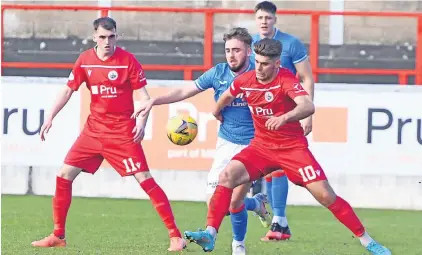  ?? ?? Challenge Jack Leitch wins the ball as Kieran Moore looks on