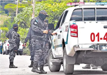  ??  ?? Otra víctima. El agente Elvir Cazún falleció ayer en el ISSS tras ser atacado el lunes en Tonacatepe­que.