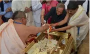  ?? — ASIAN AGE ?? President Pranab Mukherjee performs the Anantha Sthapana Puja at Vrindavan Chandroday­a Mandir on Sunday.