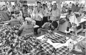  ??  ?? Saiful (right) briefs the delegates on the factory’s operations.